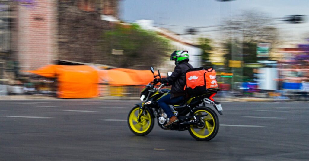 Motorcyclist delivering food in bustling Ciudad de México, showcasing urban vibrancy and efficiency.