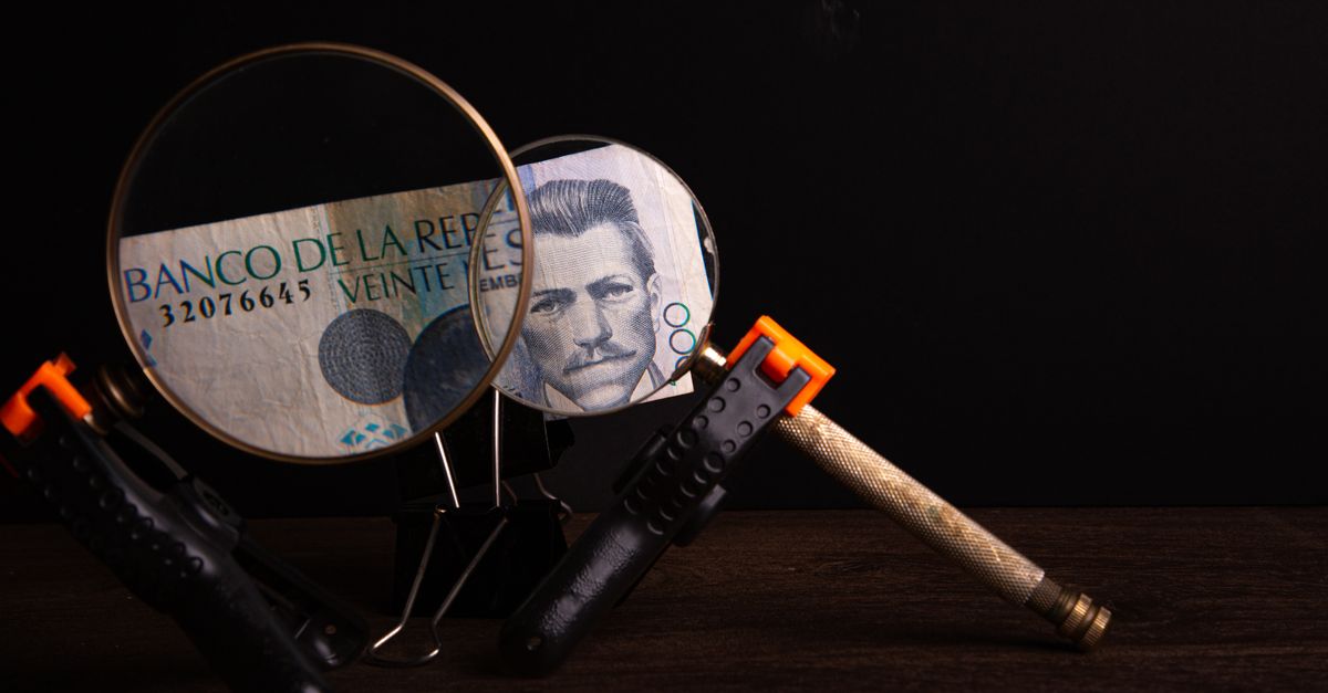 Magnifying glasses highlighting details on a Banco de la República note in a creative setup.
